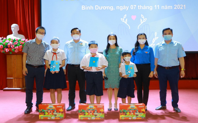 Ban Thường vụ Tỉnh Đoàn đã trao tặng quà hỗ trợ cho 46 em đang sinh sống trên địa bàn thành phố Thuận An trong tổng 82 em toàn tỉnh