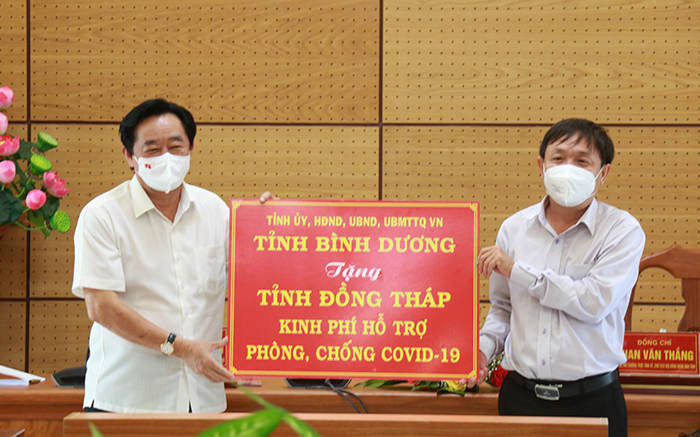 Phó Bí thư Thường trực Tỉnh uỷ Phan Văn Thắng (bìa phải) tiếp nhận hỗ trợ