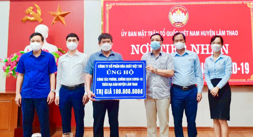 Công ty cổ phần Hóa chất Việt Trì trao 100 triệu đồng ủng hộ công tác phòng, chống dịch cho huyện Lâm Thao