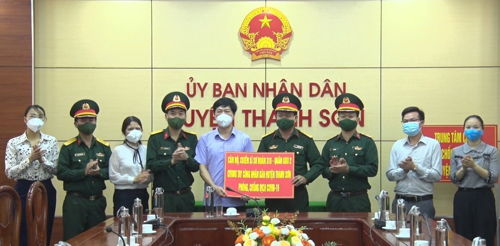 Lãnh đạo huyện Thanh Sơn tiếp nhận ủng hộ của Sư đoàn 316 - Quân khu 2