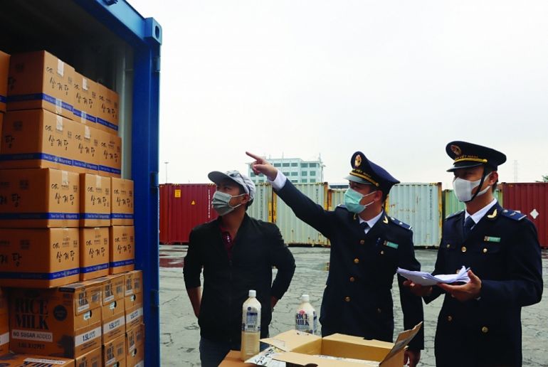 Công chức Chi cục Hải quan cửa khẩu cảng Hải Phòng khu vực 1 kiểm tra thực tế hàng hóa