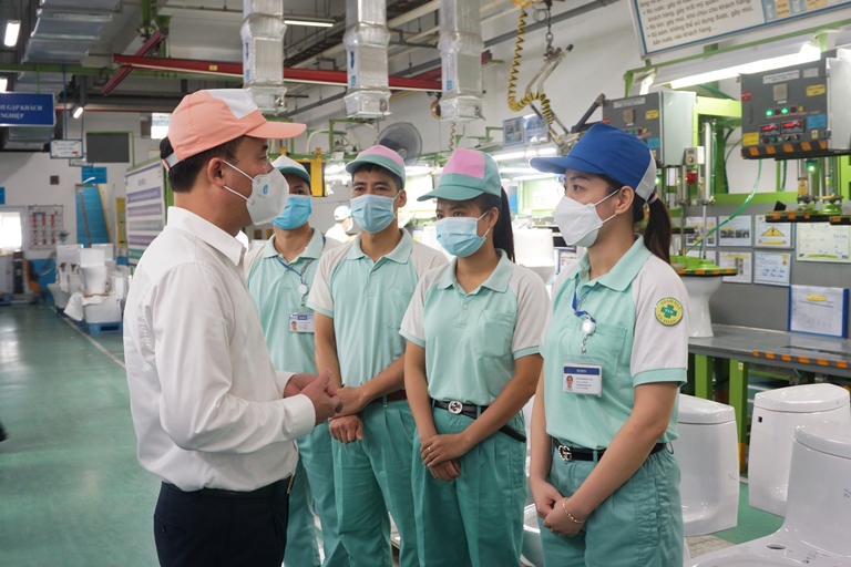 Tổng Giám đốc BHXH Việt Nam Nguyễn Thế Mạnh kiểm tra việc hỗ trợ người lao động tại Công ty TNHH ToTo Việt Nam.