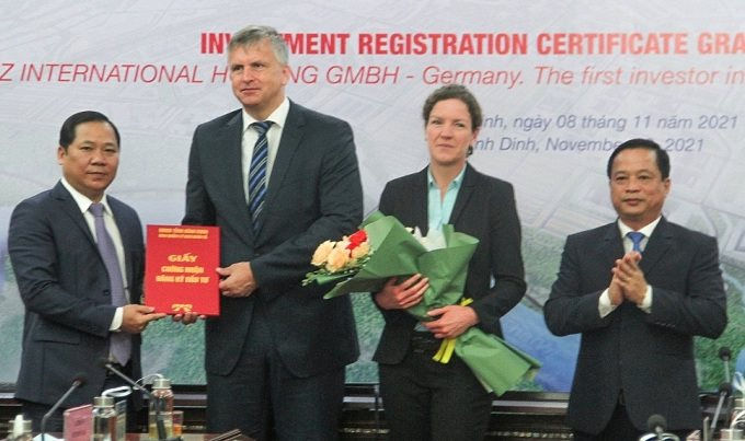 Chủ tịch UBND tỉnh Bình Định Nguyễn Phi Long trao chứng nhận đăng ký đầu tư cho đại diện Tập đoàn Kurz. Ảnh: VGP/Minh Trang