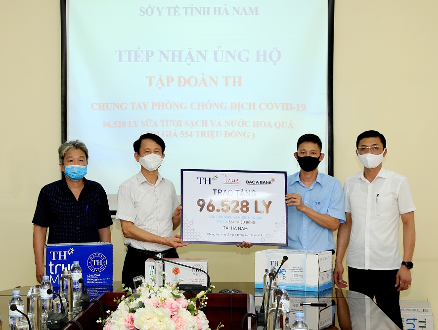 Đại diện Tập đoàn TH trao tặng đồ uống tốt cho sức khỏe đến lãnh đạo Sở Y tế tỉnh Hà Nam vào hồi tháng 5.