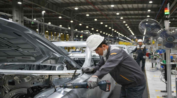 Công nhân lắp ráp ô tô tại nhà máy của Nhật Bản