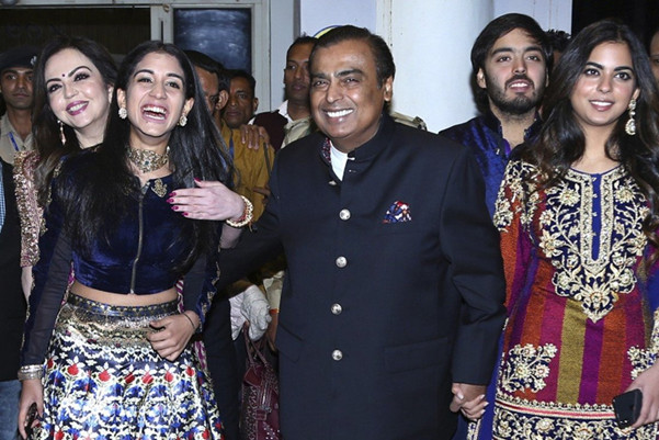 Mukesh Ambani ( ở giữa) với vợ và các thành viên trong gia đình ở Ấn Độ vào năm 2018