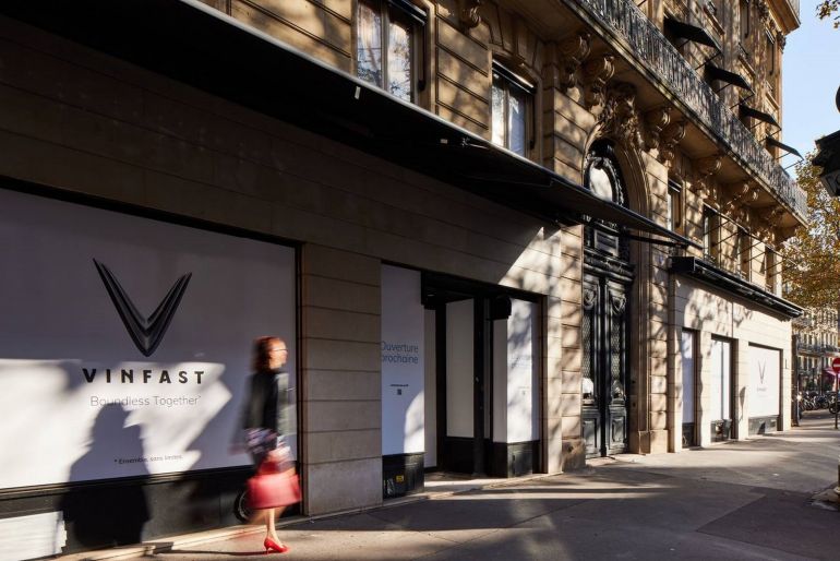 Những hình ảnh đầu tiên của showroom VinFast trên con phố đắt giá bậc nhất giữa thủ đô nước Pháp
