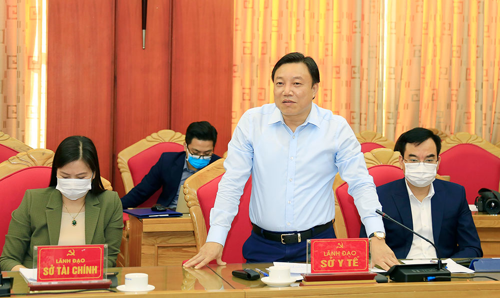 Giám đốc Sở Y tế tỉnh Phú thọ trình bày báo cáo công tác phòng chống dịch COVID-19 trên địa bàn tỉnh