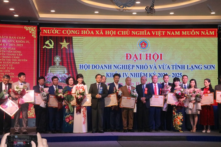 Hiệp hội Doanh nghiệp nhỏ và vừa Việt Nam đã trao bằng khen cho 26 tập thể doanh nghiệp và 10 cá nhân