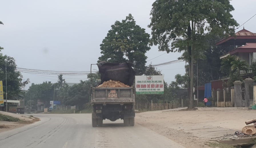 Xe vận tải chở đất đến điểm san lấp trên Quốc lộ 2 thuộc địa bàn xã Yên Kiện, huyện Đoan Dùng (Phú Thọ)