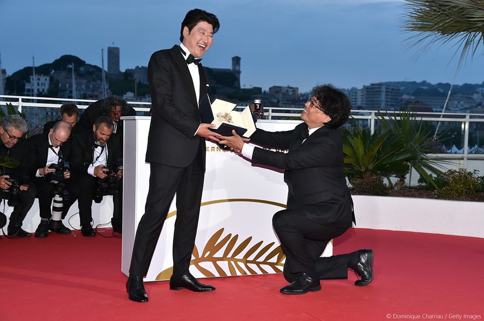 Đạo diễn Bong Joon-Ho (phải) và nam diễn viên Song Kang-ho tạo dáng cùng Càng cọ vàng - Ảnh: Getty