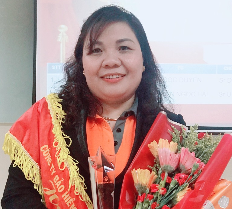 Từ một người phải lam lũ, vất vả với nhiều công việc khác nhau, chị Vũ Ngọc Duyến đã trở thành một Trưởng khu vực cấp cao xuất sắc của công ty Bảo Hiểm Nhân Thọ Hanwha Life Việt Nam tại Miền trung - Tây Nguyên.