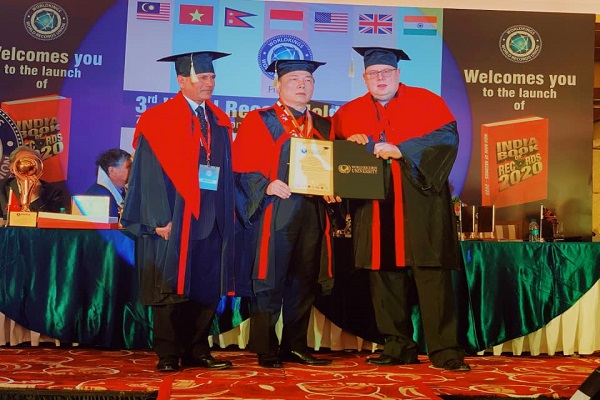 Chủ tịch HĐQT Tổng công ty CP Hợp Lực vinh dự nhận bằng Tiến sĩ danh dự do Viện Đại học Kỷ lục thế giới trao tặng