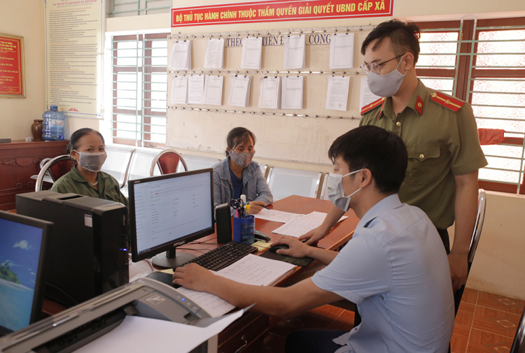 Cán bộ xã Sơn Hùng, huyện Thanh Sơn hướng dẫn người dân đăng ký tài khoản, nộp hồ sơ dịch vụ công trực tuyến