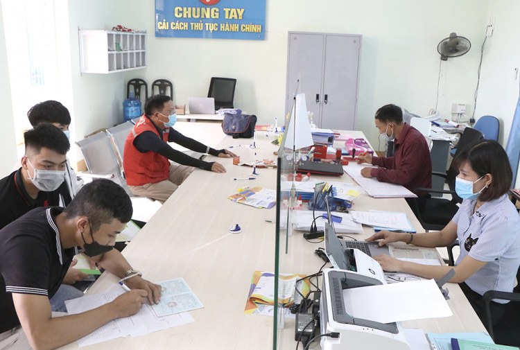 Cán bộ xã Bảo Yên, huyện Thanh Thủy giải quyết TTHC cho người dân