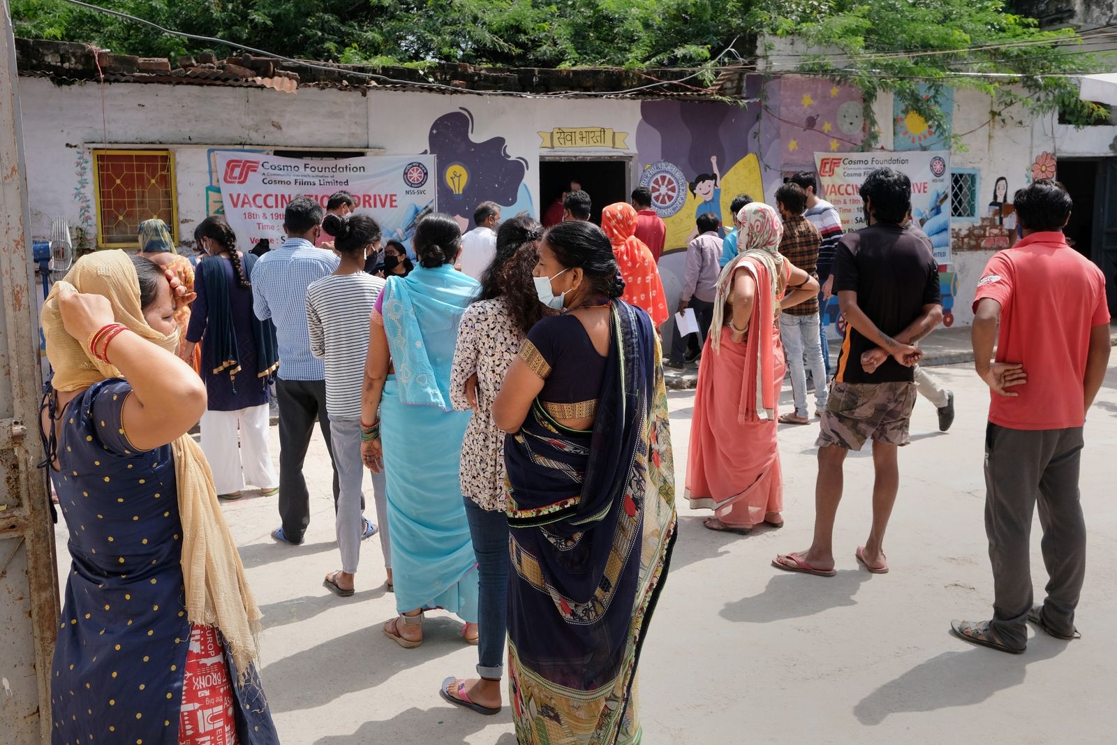 Dòng người xếp hàng đi tiêm vắc xin AstraZeneca tại Ấn Độ