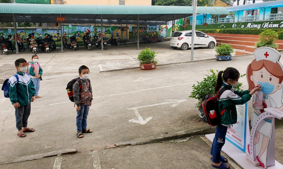 Các em học sinh Trường Tiểu học Minh Nông thành phố Vệt Trì thực hiện nghiêm túc quy định “5K” khi vào lớp