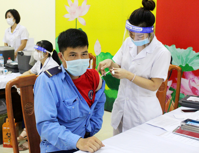 Công nhân Công ty cổ phần gạch men TASA  Phú Thọ đã tiêm đủ 2 mũi vắc xin COVID-19