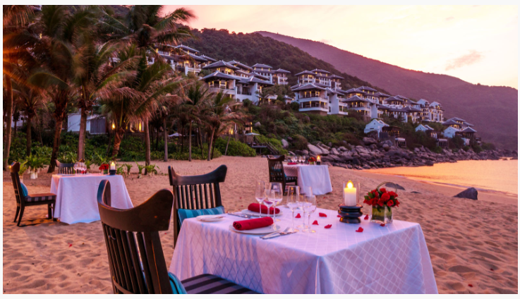 Bữa tối lãng mạn bên bãi biển tại resort bên bán đảo Sơn Trà