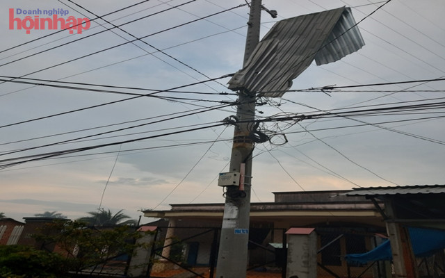 Mái tôn nhà dân bay cuốn vướn vào dây lưới điện Cao Thế và Trung Thế gây mất điện ở một số khu vực ở Củ Chi và Trảng Bàng (Tây Ninh)
