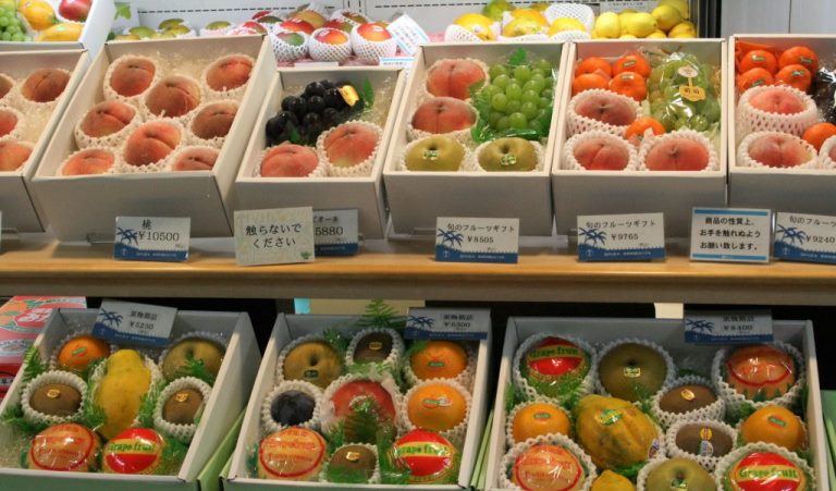 Quầy bán hoa quả ở Nhật Bản