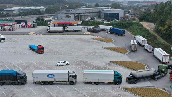 Xe tải xếp hàng chờ lấy urê tại một khu dịch vụ ở Pyeongtaek, Hàn Quốc