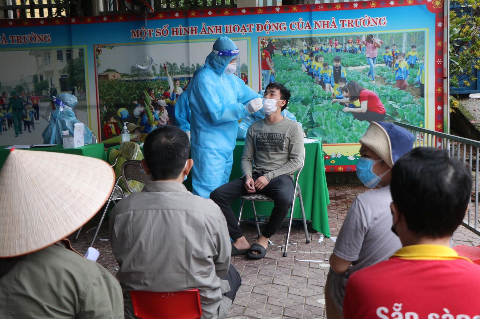 Công tác lấy mẫu test nhanh cho người dân tại thành phố Việt Trì khi phát hiện các ca cộng đồng mới