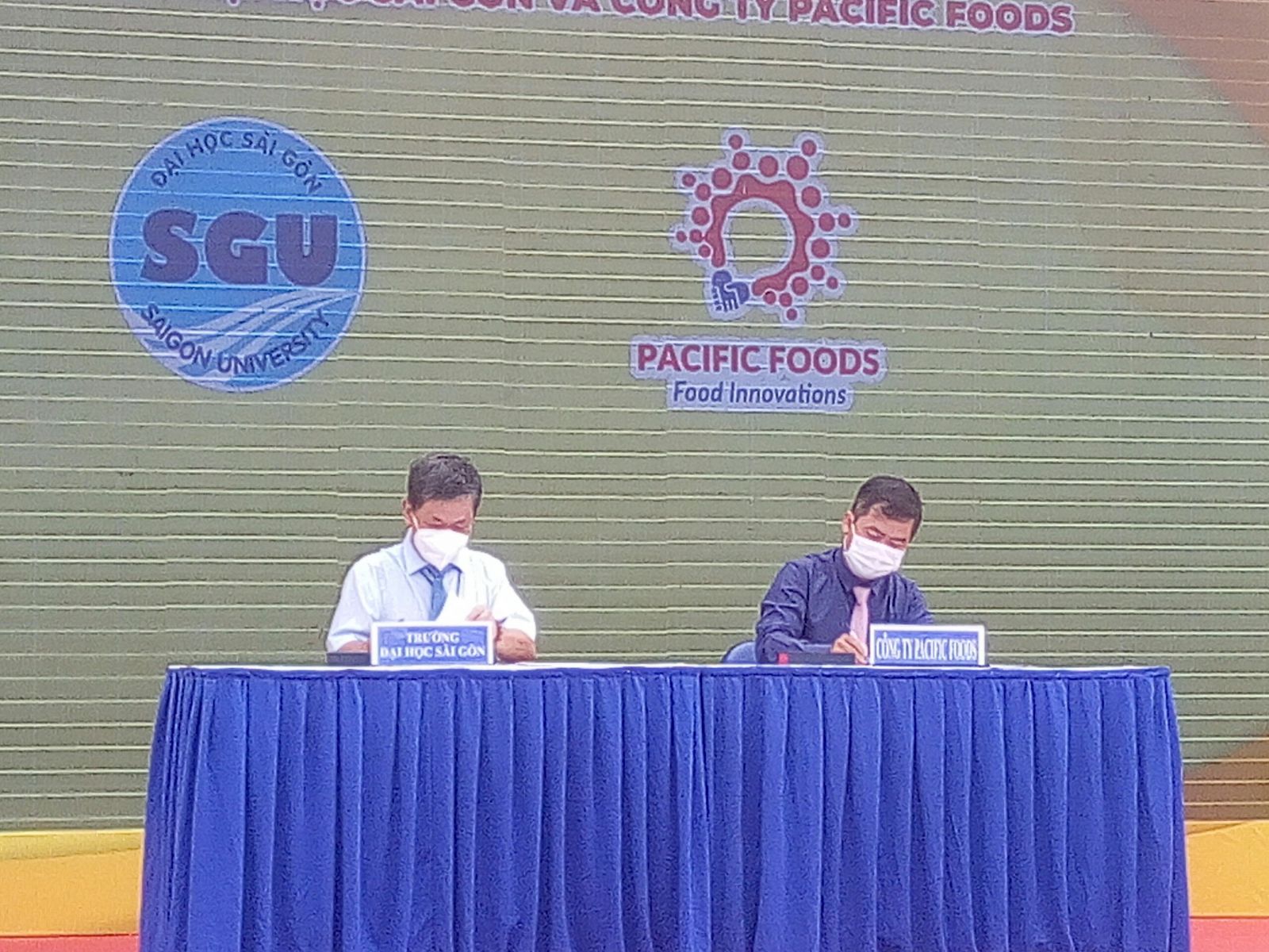 Lễ ký kết hợp tác giữa Đại học Sài Gòn và Công ty Cổ phần Pacific Foods để hỗ trợ cho sinh viên có hoàn cảnh khó khăn