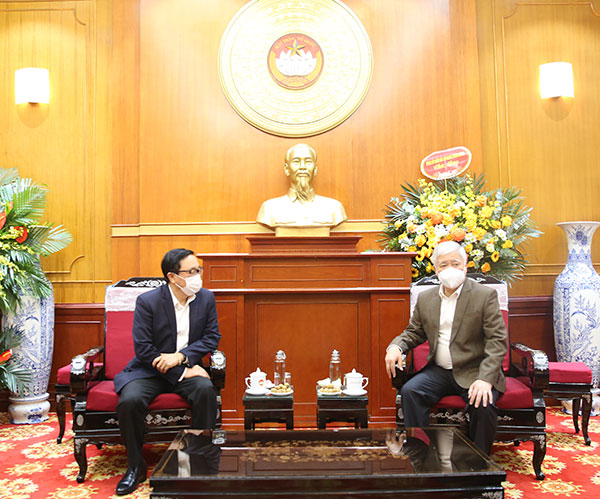Chủ tịch Ủy ban Trung ương MTTQ Việt Nam Đỗ Văn Chiến chia sẻ với Tổng Giám đốc NHCSXH Dương Quyết Thắng