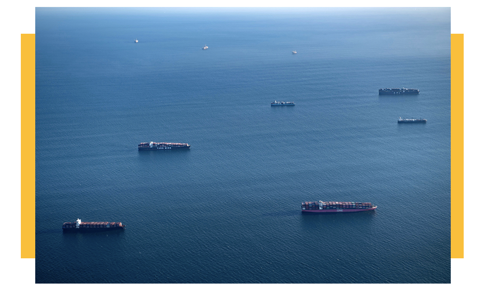 Các tàu hàng cotainer đang chờ để cập cảng Long Beach (Ảnh: Getty Image).