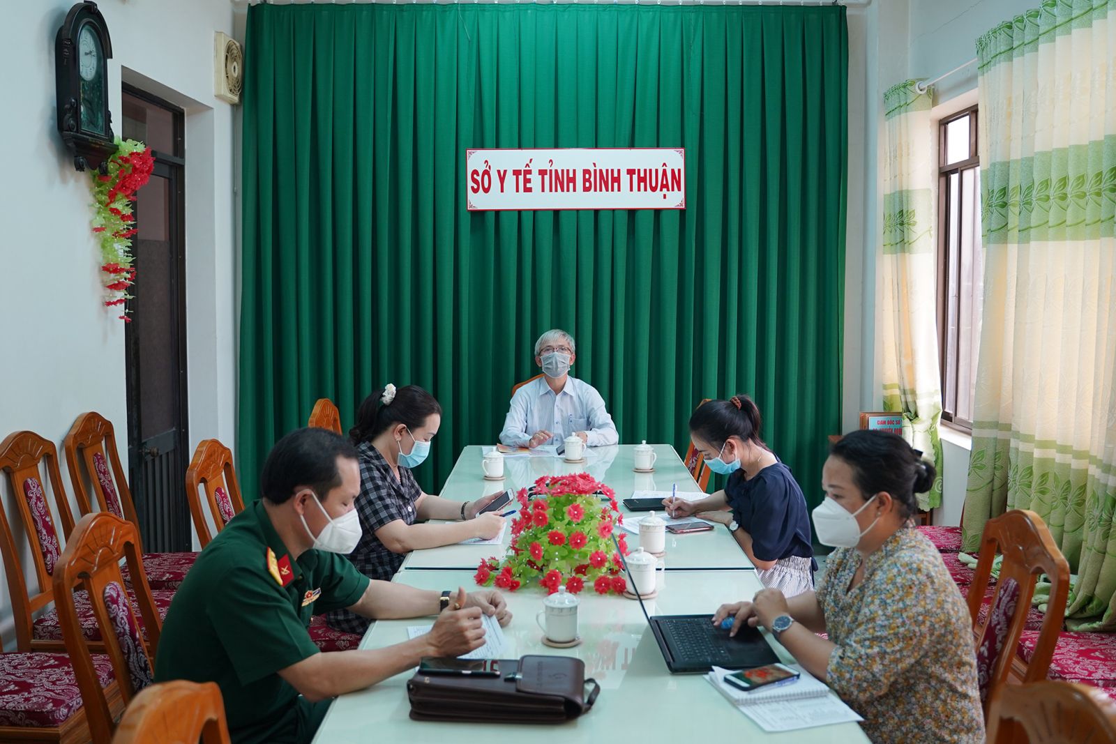 Hội nghị trực tuyến kiểm điểm tiến độ triển khai tiêm vaccine phòng COVID-19. Tại điểm cầu Sở Y tế Bình Thuận 17/11