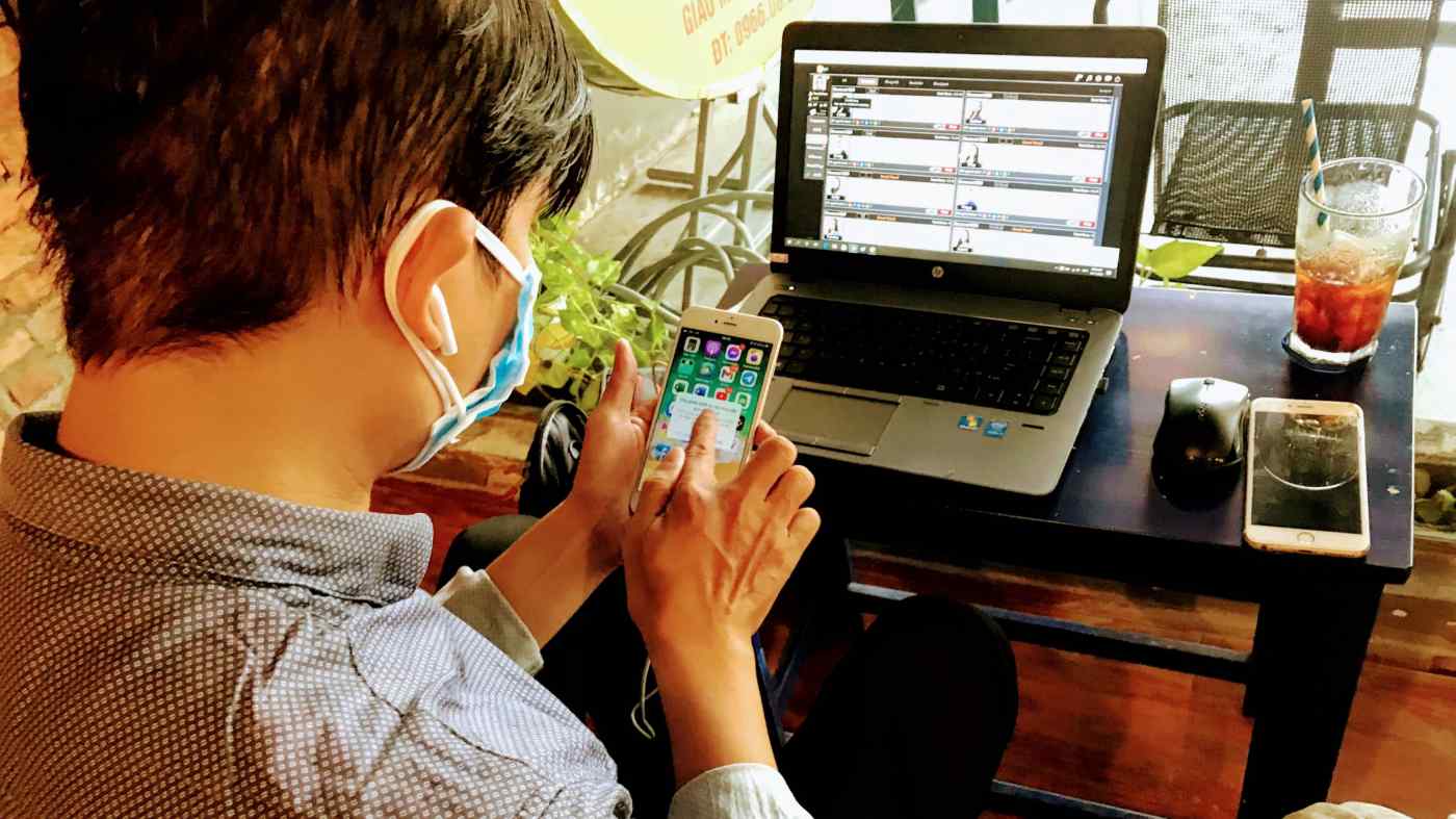 Một công dân tại thành phố Hồ Chí Minh sử dụng tới ba thiết bị để lên mạng