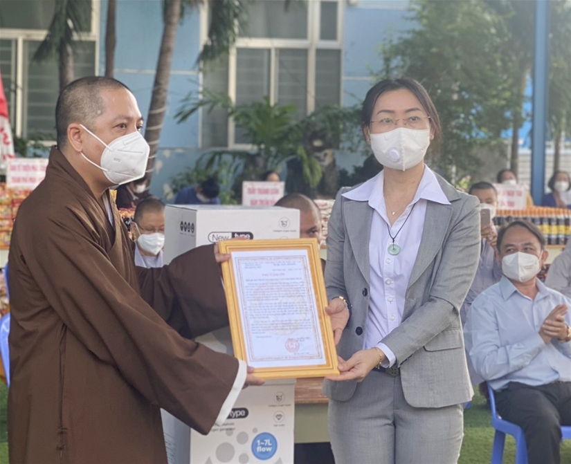 Bà Phan Thị Vi Vân - Phó Chủ tịch UBMTTQVN tỉnh trao thư cảm ơn Ban Từ thiện Giáo hội phật giáo Việt Nam tỉnh đã ủng hộ 3 bộ máy thở cho công tác phòng, chống dịch.