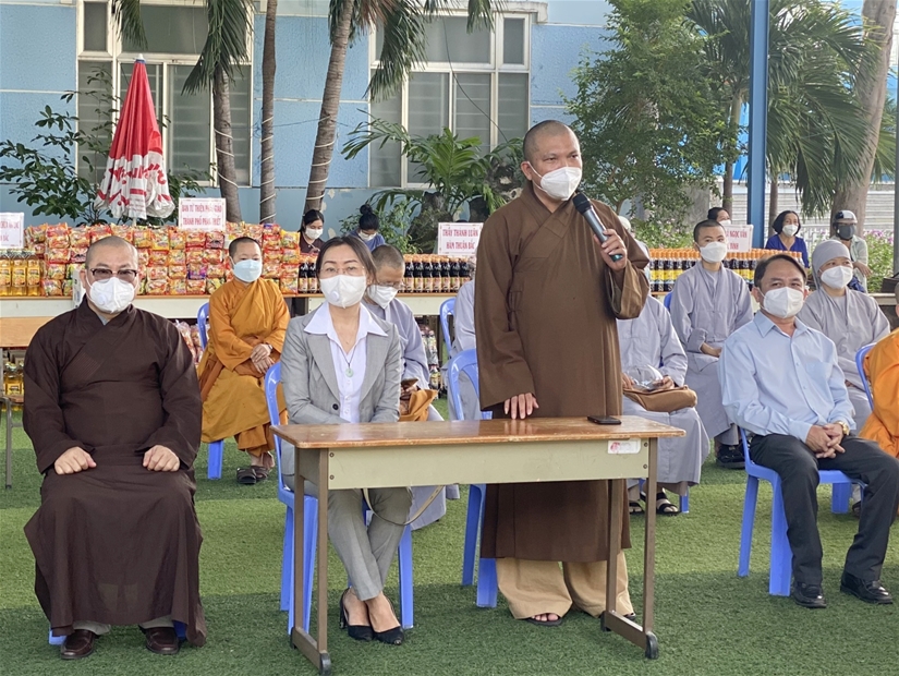 Đại đức Thích Quảng Cao - Trưởng Ban Từ thiện Giáo hội phật giáo Việt Nam tỉnh phát biểu khai mạc phiên chợ 0 đồng.