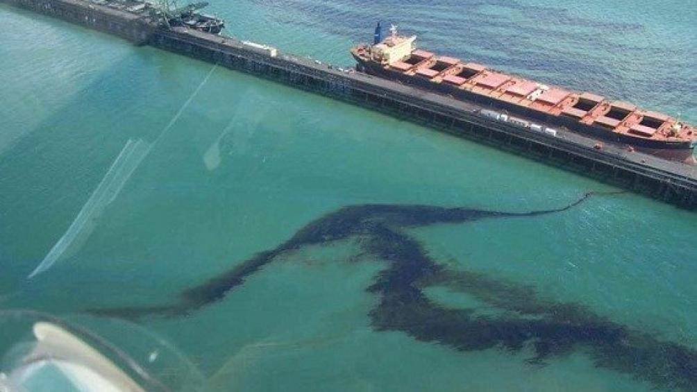 Hà Tĩnh khắc phục sự cố tràn dầu trên biển