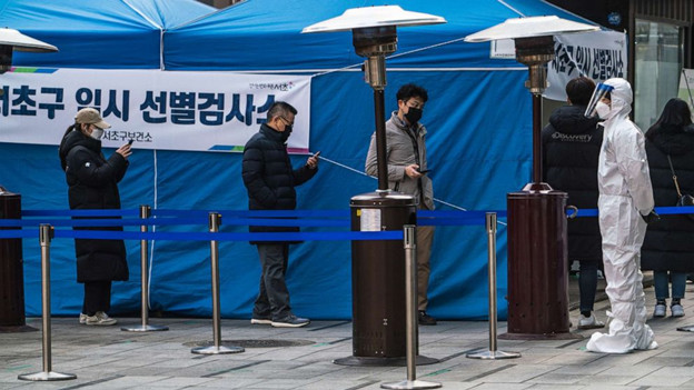 Người dân Hàn Quốc xếp hàng xét nghiệm Covid-19