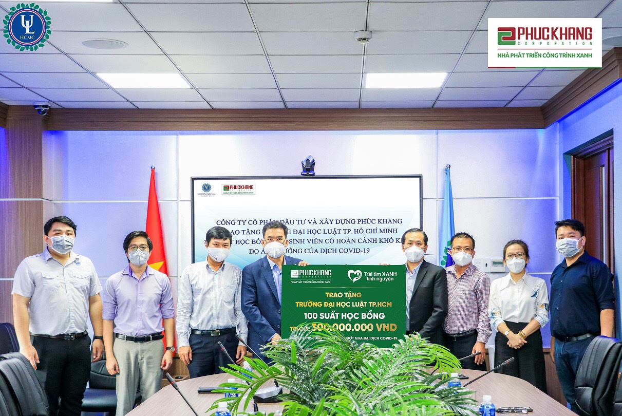 Phuc Khang Corporation trao tặng 100 suất học bổng cho sinh viên khó khăn trường ĐH Luật TPHCM với tổng giá trị lên đến 300 triệu đồng