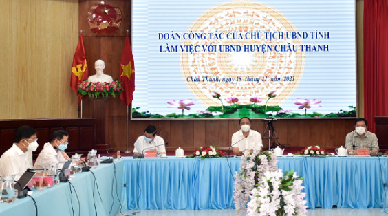 Chủ tịch UBND tỉnh LÂm Minh Thành (thứ hai, từ phải qua) phát biểu chỉ đạo tại buổi làm việc với UBND huyện Châu Thành.