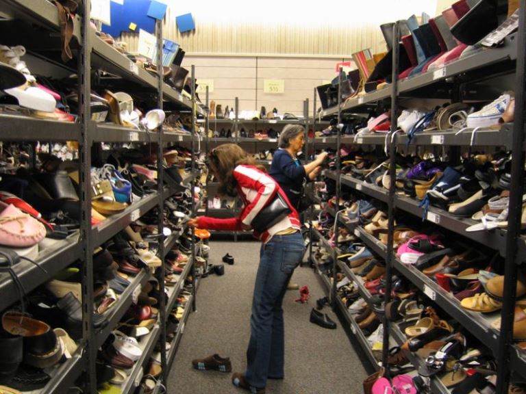 1 gian hàng bán giày dép các loại tại EU