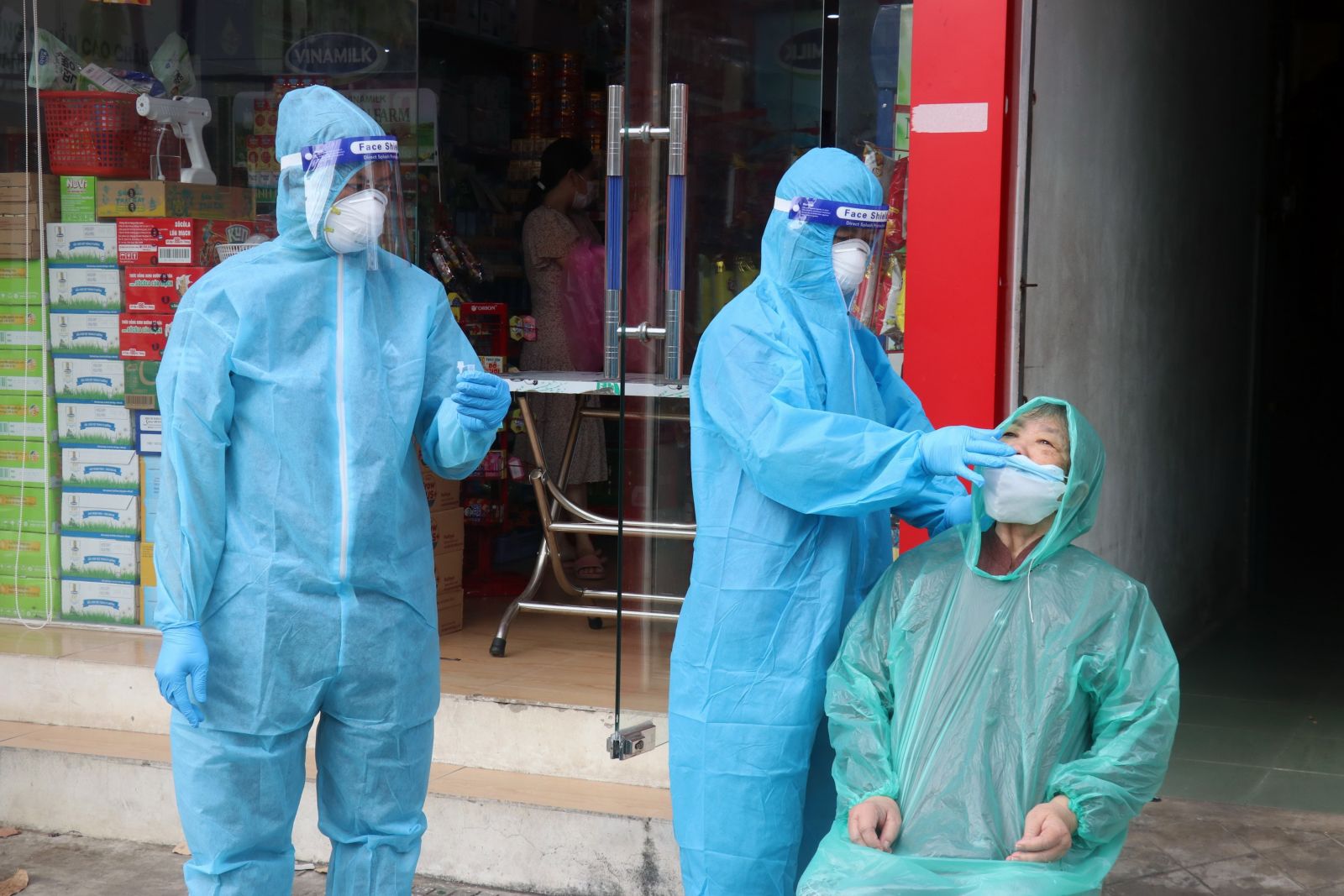 Nhân viên y tế lấy mẫu xét nghiệm virus SARS-CoV-2 trên địa bàn phường Vĩnh Bảo, thành phố Rạch Giá (Kiên Giang)