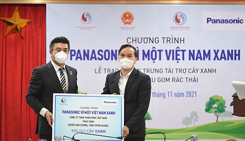 Ông Marukawa Yoichi, Tổng Giám đốc Panasonic Việt Nam (bên trái) trao tặng tượng trưng 110.000 cây xanh cho đại diện ông Phạm Hữu Tân – Phó Chủ tịch UBND huyện Sơn Dương, tỉnh Tuyên Quang.