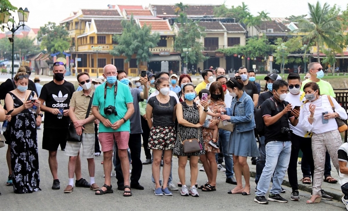 Người dân địa phương rất vui mừng, phấn khởi chào đón những đoàn khách quốc tế đầu tiên đến Việt Nam sau 2 năm bị ảnh hưởng bởi đại dịch Covid-19…