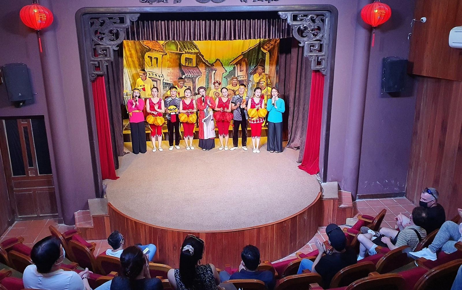 Tại sân khấu vòng cung Chùa Cầu, Sở Văn hóa - Thể thao và Du lịch tỉnh Quảng Nam phối hợp với chính quyền thành phố Hội An tổ chức buổi đón tiếp các vị khách quốc tế đầu tiên đặt chân đến tham quan đô thị cổ sau 2 năm 