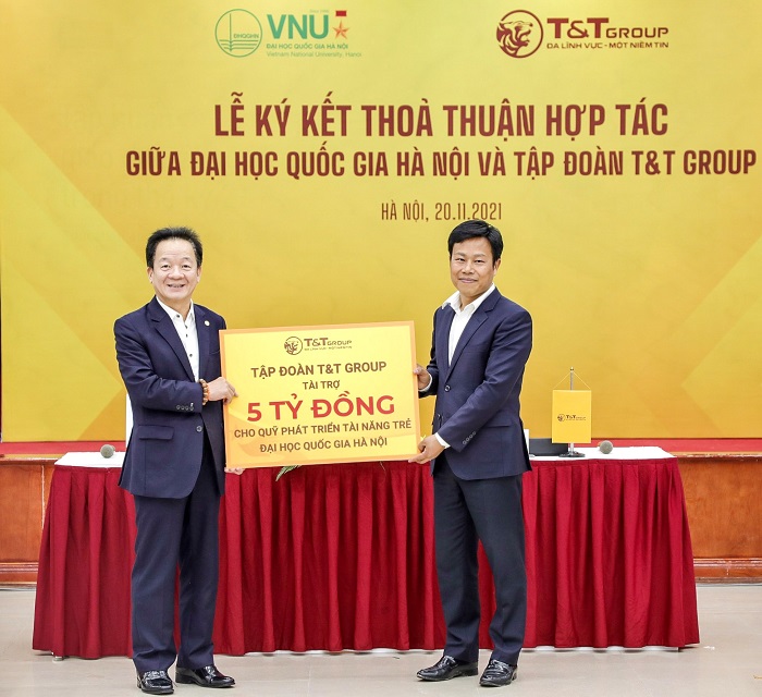 Chủ tịch HĐQT kiêm Tổng Giám đốc T&T Group Đỗ Quang Hiển trao tặng 5 tỷ đồng cho Quỹ Phát triển tài năng trẻ của ĐHQGHN
