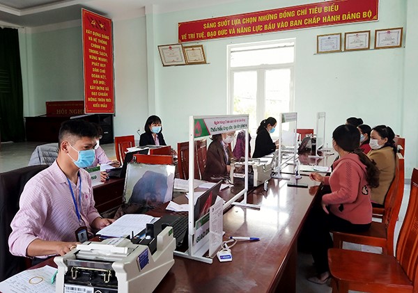 Chi nhánh NHCSXH tỉnh Lâm Đồng giải ngân nguồn vốn kịp thời đến các đối tượng thụ hưởng ngay tại Điểm giao dịch xã