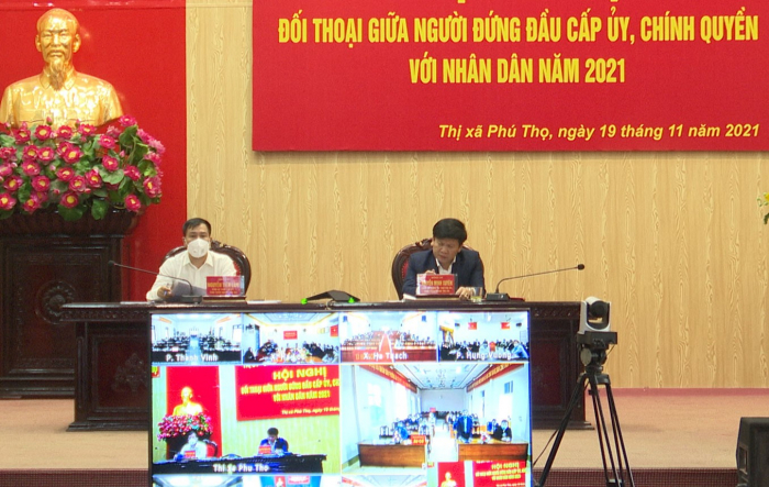 Các ông: Nguyễn Minh Xuyên - Bí thư Thị ủy, Chủ tịch HĐND thị xã; Nguyễn Tiến Lâm - Chủ tịch UBND thị xã chủ trì hội nghị
