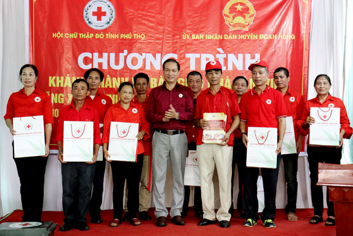 Phó Chủ tịch Hội Chữ thập đỏ Việt Nam Trần Quốc Hùng tặng trang thiết bị y tế cho các tình nguyện viên Điểm sơ cấp cứu giao thông đường bộ Chữ thập đỏ xã Tiêu Sơn, huyện Đoan Hùng  năm 2020