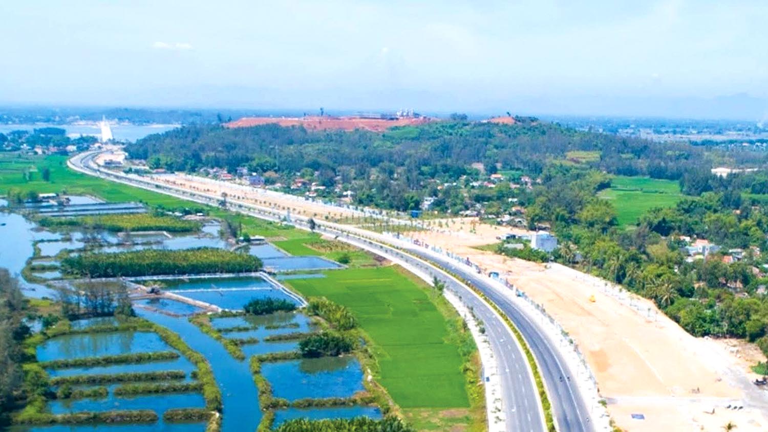Đặc biệt, Dự án đường Hoàng Sa - Dốc Sỏi, với tổng kinh phí khoảng 3.500 tỷ đồng đi qua địa bàn các huyện Bình Sơn, Sơn Tịnh và TP. Quảng Ngãi, với chiều dài toàn tuyến khoảng 28,22 km, quy mô 8 làn xe.