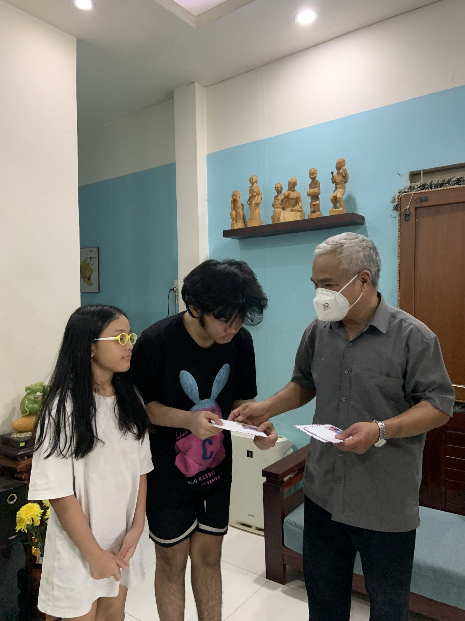 TS. Lê Hồng Liêm - Phó Chủ tịch Hội hữu nghị VN-CPC, tặng quà tiền mặt cho các em mồ côi do Covid-19 tại TP.HCM