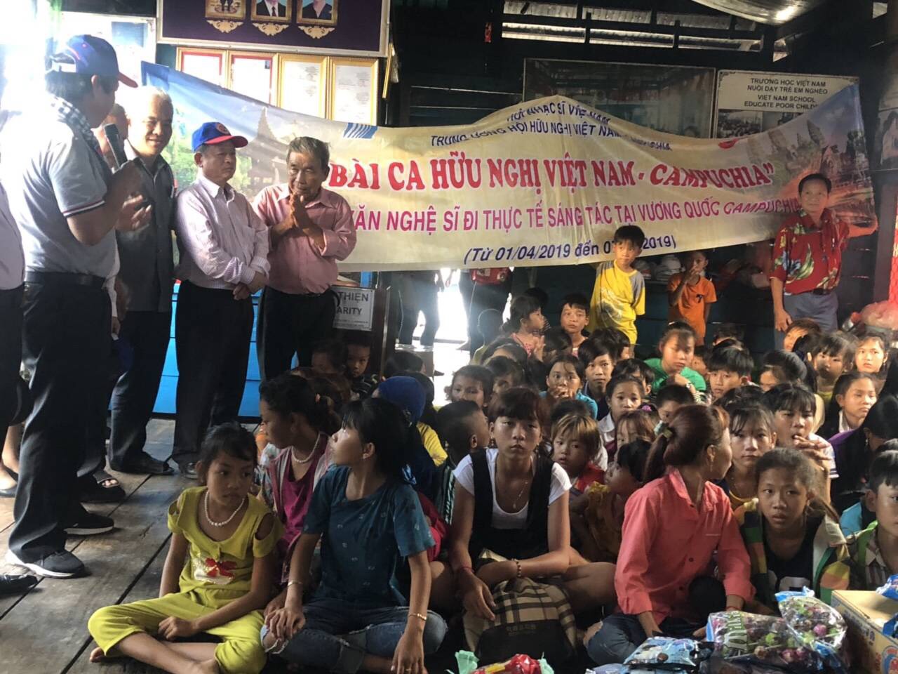 Đoàn công tác Hội đến thăm và tặng quà cho các em thiếu nhi gốc Việt có hoàn cảnh khó khăn, đang sinh sống trên Biển Hồ, Campuchia